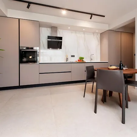 4r Royal Rojnic 3 Apartment