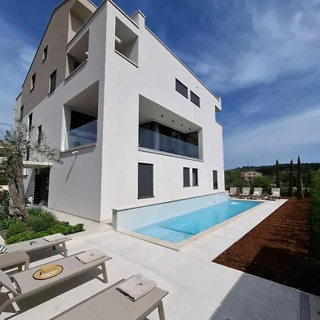 Apartment 4r Royal Rojnic 3